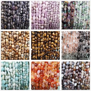 Könnte beinhalten: Sortiment an glatten, polierten Edelsteinperlen in verschiedenen Farben und Mustern. Die Perlen sind in Reihen angeordnet und zeigen ihre einzigartigen Texturen und Farben. Die Perlen sind perfekt für die Schmuckherstellung, das Basteln und dekorative Projekte.