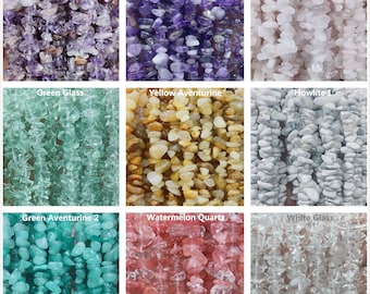 Op de afbeelding: Negen verschillende soorten chip kralen, waaronder paarse chlorite, droom amethist, roze kwarts, groen glas, gele aventurijn, howliet, groene aventurijn, watermeloen kwarts en wit glas.