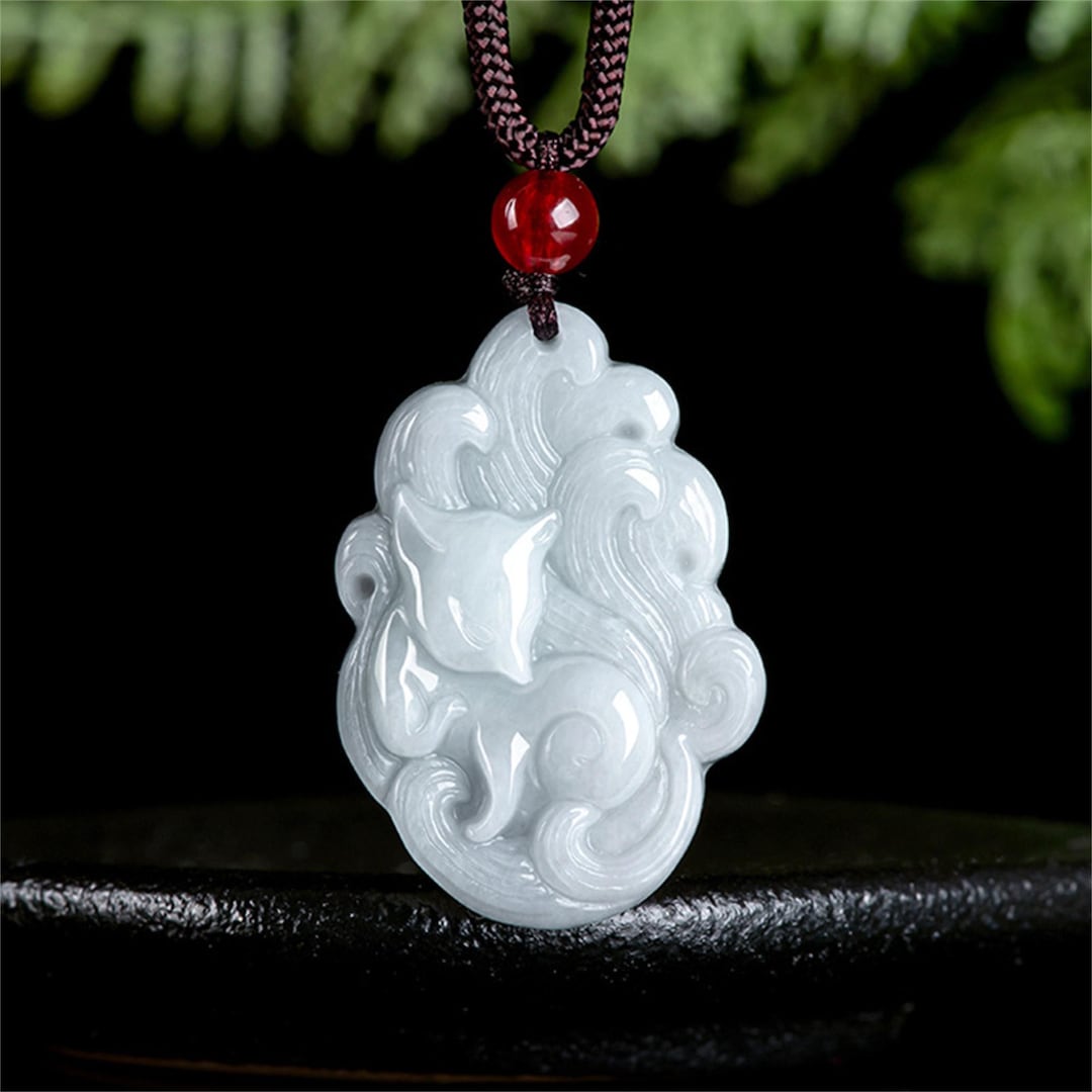 Collana con ciondolo volpe a nove code di giadee Myanmar Collana con ciondolo volpe a nove code di giadee Myanmar