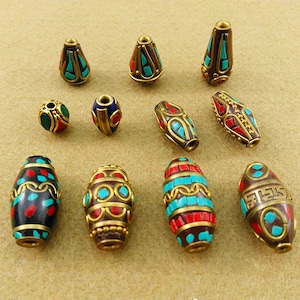 5pcs perles tibétaines, perles d&#39;incrustation de métal du Népal, perles tribales, perles ethniques, perles de métal, perles d&#39;or antiques, fournitures de bijoux, perles d&#39;amulette en laiton