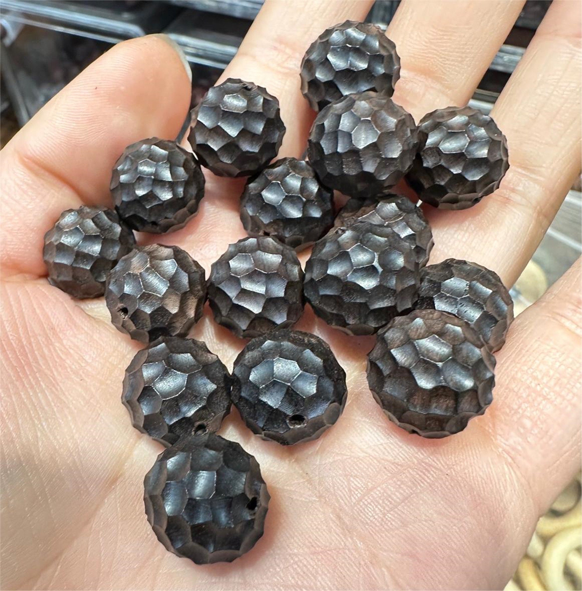 5個 15 mm 天然黒檀 黒檀 ハンマー加工 ラウンドビーズ、彫刻された