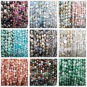 Könnte beinhalten: Sortiment an getrommelten Edelsteinperlen in verschiedenen Farben und Formen, darunter rosa, blau, grün, grau und weiß. Die Perlen sind in Reihen angeordnet und zeigen die verschiedenen Farben und Texturen.