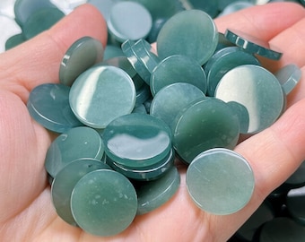 Può includere: Una collezione di cabochon rotondi in giada verde. I cabochon sono lisci e lucidi, di colore verde chiaro.