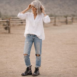Camisa de lino con volantes y tapeta 'Bach': colores tierra, Breathe Clothing