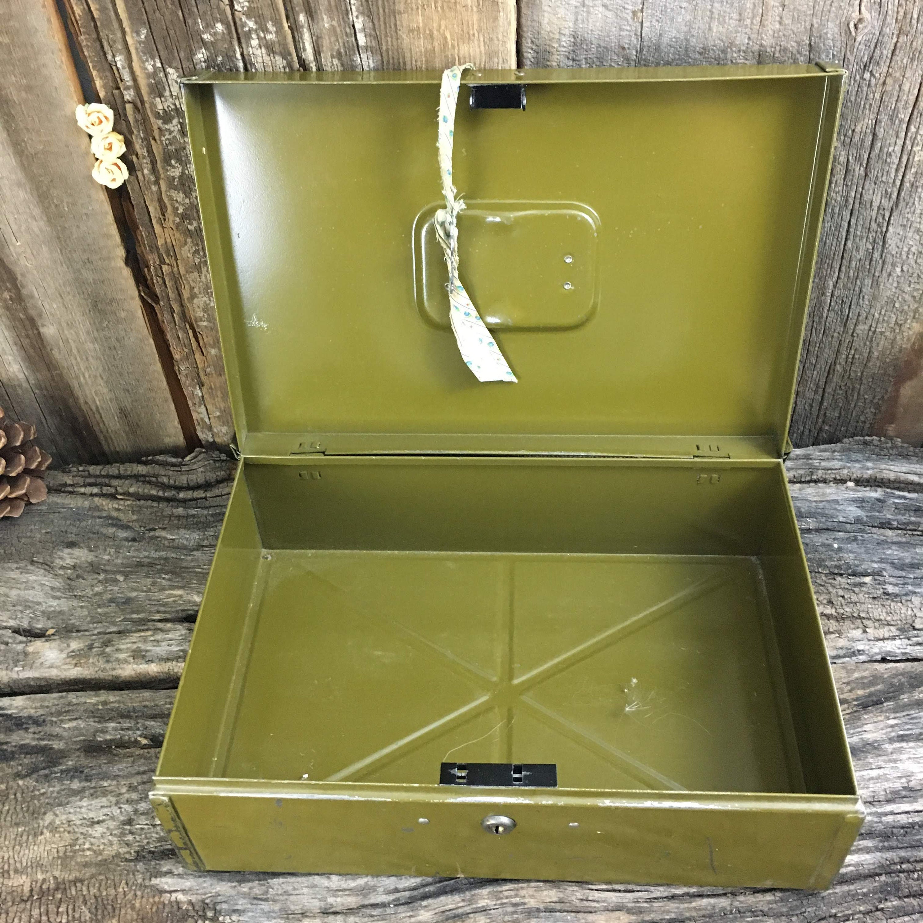 Vintage Parplus metal box with key, vintage green metal