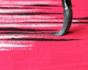 Camiseta rosa única pintada a mano.