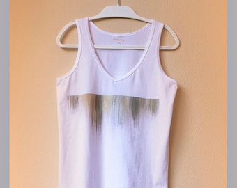 Camiseta sin mangas blanca única pintada a mano en tonos plata y oro.
