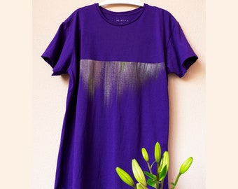 Camiseta PÚRPURA única pintada a mano en tonos plata y oro.