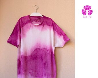 Camiseta de algodón orgánico teñida de forma natural en rosa y blanco con cochinilla