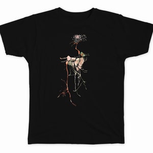 Peut inclure: T-shirt noir avec une illustration aquarelle d'un arbre avec des racines et des branches. L'arbre est dans des tons de rose, vert et marron.