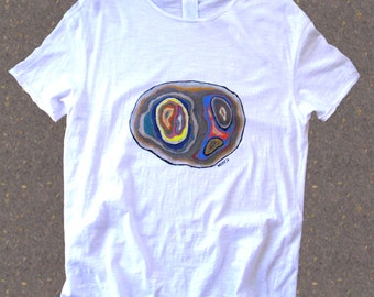 Camiseta blanca única unisex pintada a mano "Más de lo que vemos"