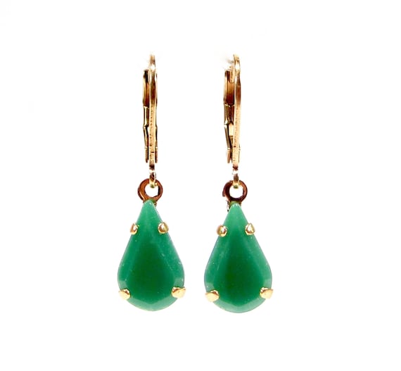 Cute Little Emerald Green Gold Earrings Vintage Glass Drop 60s