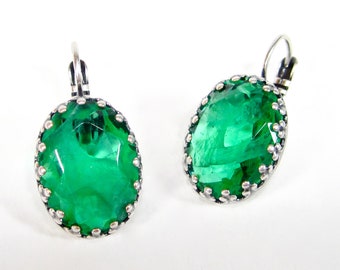 Beautiful earrings in green with a shimmering look vintage glass Gablonz handmade from the 1960s SoHo® made in cologne germany