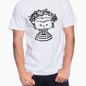K&ouml;nnte beinhalten: Wei&szlig;es T-Shirt mit einer schwarz-wei&szlig;en Cartoon-Illustration von Frida Kahlo, die eine Blumenkrone tr&auml;gt.
