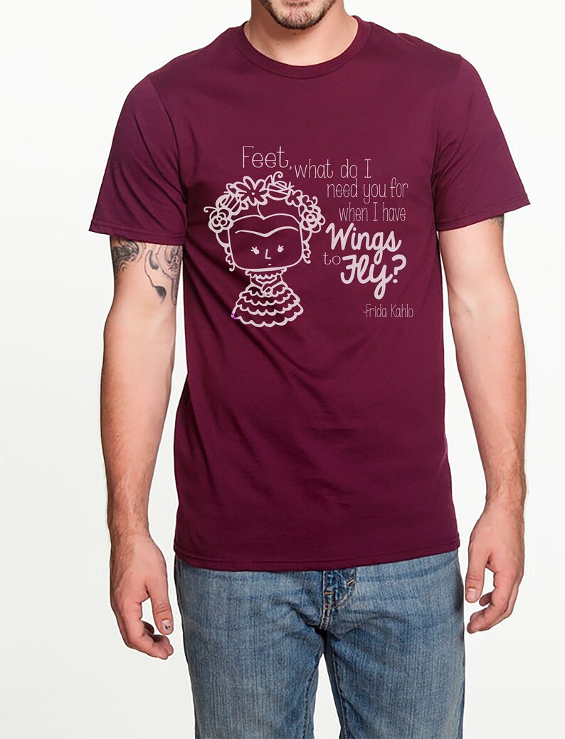 K&ouml;nnte beinhalten: Burgunderfarbenes T-Shirt mit einer wei&szlig;en Grafik von Frida Kahlo mit dem Zitat "F&uuml;&szlig;e, wozu brauche ich dich, wenn ich Fl&uuml;gel zum Fliegen habe? -Frida Kahlo"