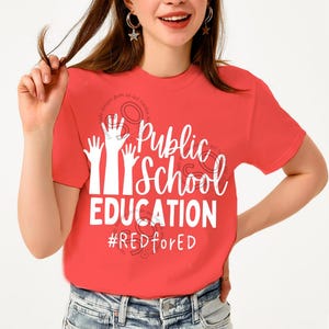 Puede incluir: Camiseta roja con texto blanco que dice "Public School Education #RedforEd" y un gráfico de manos levantadas.