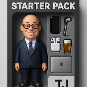 Può includere: Una scatola di avvio nera e grigia con un'illustrazione di cartone animato di un uomo in abito e occhiali. La scatola include uno smartphone, una mazza da golf, un paio di auricolari, una birra, un laptop e il testo "TJ".