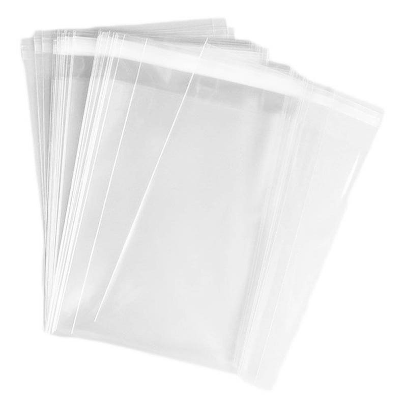 K&ouml;nnte beinhalten: Ein Stapel klarer, transparenter Zellophanbeutel. Die Beutel sind rechteckig mit einer versiegelten Oberkante. Das Bild vor wei&szlig;em Hintergrund betont die Klarheit und Einfachheit der Beutel. Geeignet zum Verpacken kleiner Gegenst&auml;nde.