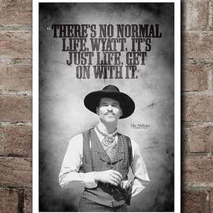 Póster con cita de Tombstone Doc Holliday "VIDA NORMAL" (12"x18")