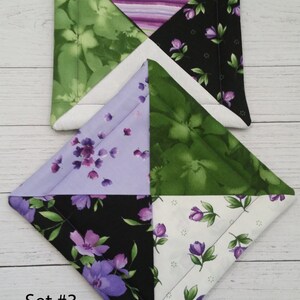 Puede incluir: Conjunto de dos agarraderas acolchadas con un dise&ntilde;o de patchwork. Las agarraderas presentan una variedad de patrones florales en tonos de verde, morado, blanco y negro. El texto "Set #3" es visible en la esquina inferior izquierda de la imagen.