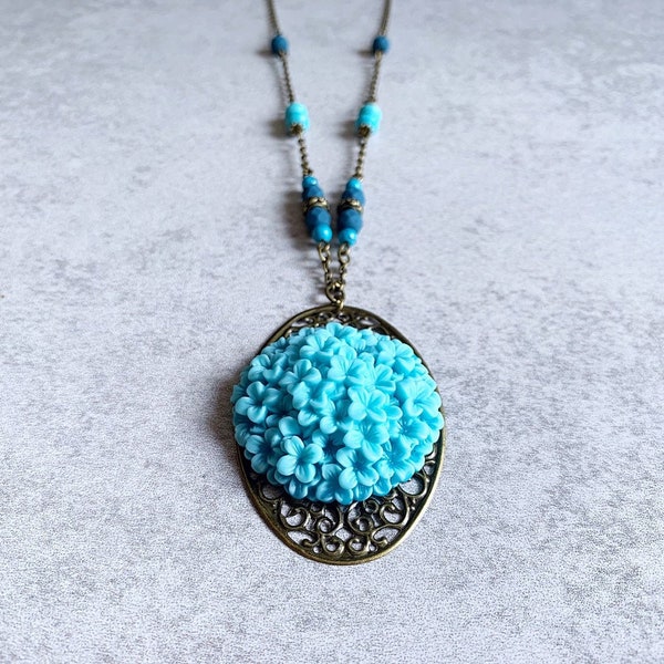 Blue Hydrangea Perlen Halskette-Antike Bronze Filigree Oval Pendant, Resin Flower Cabochon, Matte Navy Blue Beads, Turquoise Perlen, Boho