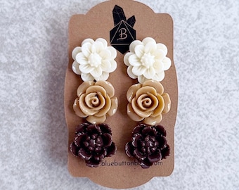 Moka Brown · Latte Brown · White Chocolate // Boucles d'oreilles à tige florale, Ensemble de 3 - Cabochons de fleurs en résine, Poteaux à clous argentés, Roses, Pivoines