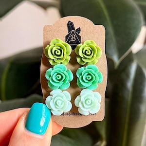 Pendientes de botón con forma de flor, color verde oliva, verde azulado y verde menta, juego de 3, cabujones de rosa de colores, verde brillante, hierba, con pasadores de acero inoxidable.