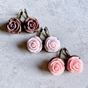 Rosa palo de rosa · Rosa ruborizado · Rosa milenario // Pendientes grandes con cierre de palanca en forma de rosa - Bronce antiguo, Rosa bebé, Joyas para damas de honor, Regalos para novias