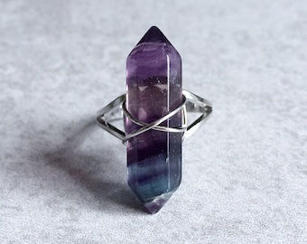 Pierścień z kryształu z owiniętym drutem fluorytem - kamień punktowy, 30 mm, kryształy lecznicze, kamienie czakr, boho, hipis, boho, reiki, medytacja