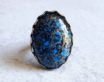 Anillo moteado en negro, azul y dorado, engaste de encaje de bronce antiguo, banda ajustable, cabujón vintage de 18 x 25 mm, salpicadura de pintura, joyería artística