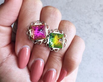 Rainbow piramidy Stud kolczyki - opalizujący szkło trawione Vitrail kamienie, kwadratowych, geometryczne, srebrny Stud postów, zmiana koloru, czeski Vintage