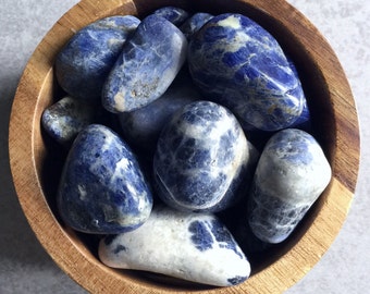 Pierres de guérison : Sodalite cristaux, pierres précieuses, chakra du coeur, Chakras, la méditation, des pierres bleu/blanc, guérison, spirituel, Reiki