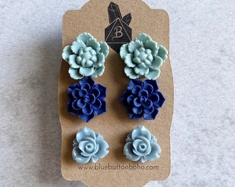 Bleu poudre · Bleu Marine · Bleu pâle // Boucles d’oreilles à clous floraux, Ensemble de 3 - Pivoines, Roses, Fleurs de Lotus, Plantes succulentes, Poteaux en acier inoxydable