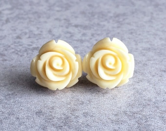 Pendientes de capullo de rosa floreciente color crema de mantequilla - Pernos de acero inoxidable, cabujón de resina de 15 mm, marfil, amarillo claro y blanquecino, joyería para dama de honor