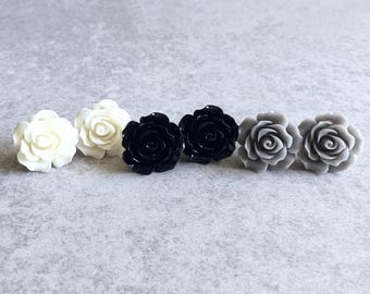 Blanche Neige · Noir de jais · Gris béton // Boucles d'oreilles Rose - Cabochons de fleurs en résine de 20 mm, poteaux en acier inoxydable, bijoux de demoiselles d'honneur Boho