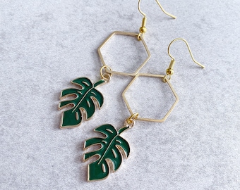 Boucles d’oreilles Hexagonales Monstera Dangle - Charmes enamel, Charmes géométriques d’or, Fils d’oreille crochet, Charmes de feuilles deliciosa vertes, Plant Lady