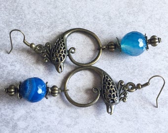 30% zniżki: Agaty Phoenix kolczyki-14mm szlifowane niebieskie koraliki kamienia naturalnego, antyczny brąz ogień ptaków Charms, francuski haki, mityczny, filigran