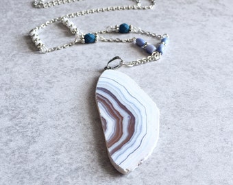 Collier perles tranche d’agate - rayé Géode de cristal, brun chocolat, Bleu Denim, blanc, colliers de superposition, Boho Chic, Bohème, Hippie