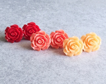 Rojo cereza · Rosa salmón · Naranja jugoso // Pendientes de botón con forma de rosa - Cabujones de resina de 20 mm con forma de flor, postes de acero inoxidable, joyería bohemia para damas de honor