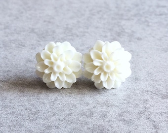 Boucles d'oreilles dahlia blanc - Tiges plaquées argent, cabochons en résine de 15 mm, Blanche neige, cadeaux de mariée blancs, mamans, fleurs, bijoux de demoiselle d'honneur