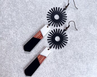 Boucles d'oreilles tendance noir mat sunburst x art déco - breloques soleil émail, breloques chevron blanc/noir/bois, fils d'oreilles bronze antique, bohème chic