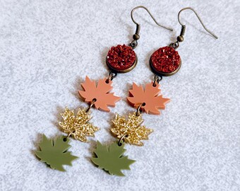 Boucles d'oreilles feuille d'érable x Druzy - Boucles d'oreilles automnales, accessoires d'automne, feuilles d'érable, breloques en acrylique, dégradé de couleurs, vert olive, paillettes dorées