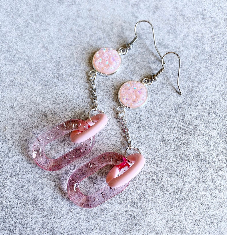 Pink Druzy x Chain Link Earrings Blush Pink Geode Cabochons, Silver Link Chain, Acrylic Link Beads, Glitter, Iridescent, Statement Jewelry image 1