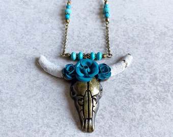 Collier de longhorn du Texas perlé - Perles turquoise, roses en métal de sarcelle, dentelle blanche, toile de jute, perles, chaîne de charme/de lien de bronze, bijoux rustiques de Boho