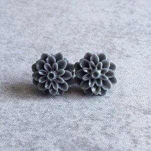 Szare kolczyki Dalia-srebrne słupki Stud, Blade żywica kwiaty, 15mm Dalias, wiosna, róże, mamusie, biżuteria druhna