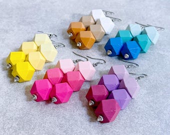 Boucles d'oreilles géométriques en dégradé de couleurs - Perles en bois à facettes colorées, palette ombrée, fils d'acier inoxydable, rose, bleu, violet, jaune, neutre