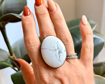 Owalny pierścionek z białego marmuru i turkusu (duży) – kaboszon 40 mm x 30 mm, oprawa krawędzi w kolorze antycznego brązu, regulowany, w stylu boho chic, minimalistyczny