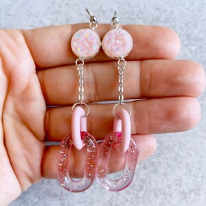 Pink Druzy x Chain Link Earrings Blush Pink Geode Cabochons, Silver Link Chain, Acrylic Link Beads, Glitter, Iridescent, Statement Jewelry image 4