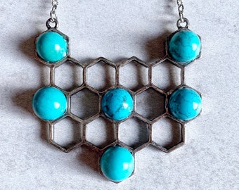 Honeycomb & Turquoise Collier - Bright Aqua Blue, Howlite Beads, Unique, Géométrique, Antique Silver 64x64mm Charm, Pendentif, Abeilles, Pierre