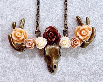 Collier couronne de fleurs en bois de cerf - Boho chic, bijoux gitane, roses, rouge bordeaux, rose pâle, pêche, fleurs, breloque tête de mort rustique, bronze